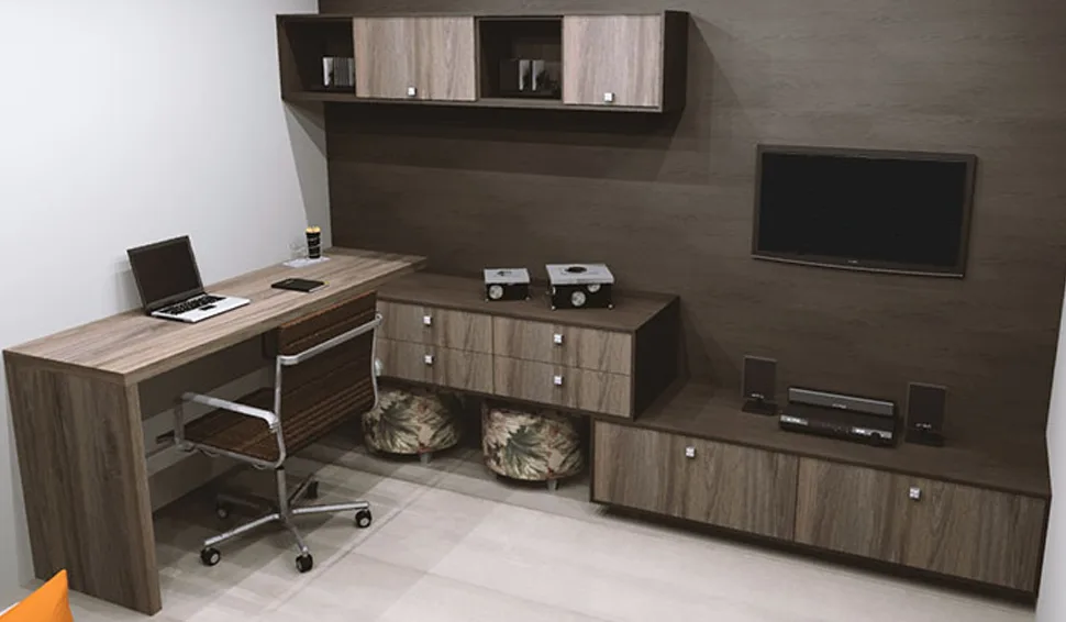 Home office com estante planejada em madeira