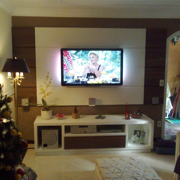 Home theater com painel em madeira